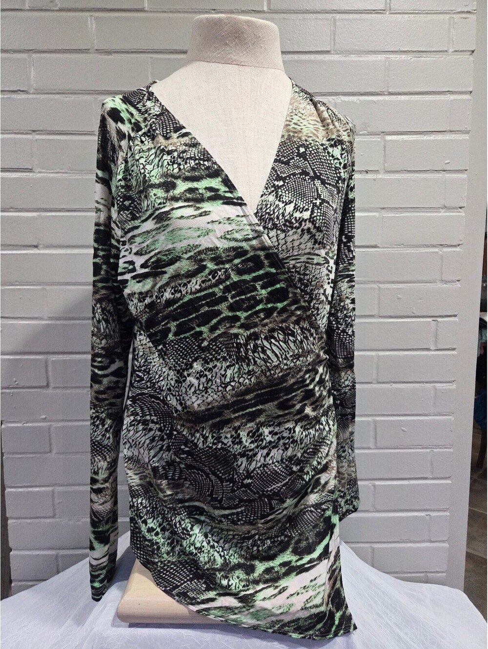 Green snakeskin pattern wrap shirt by Karen Kane XL